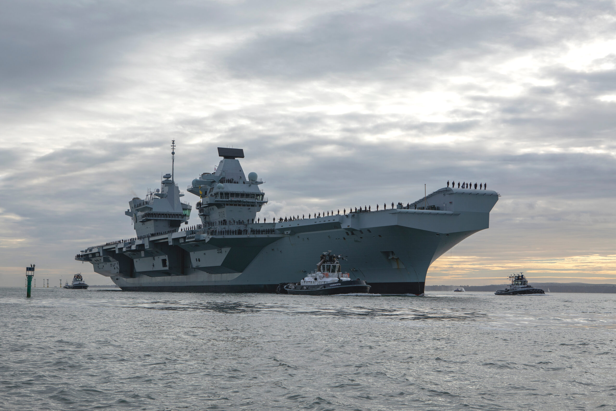 Power ships. Авианосец России Адмирал Кузнецов. Queen Elizabeth авианосец. Встрече авианосца HMS Queen Elizabeth с российскими Су-24. HMS Queen Elizabeth с российскими Су-24.