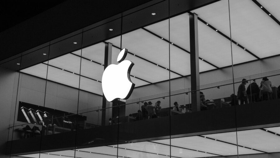 На Apple заведено дело: старые iPhone регулировали без ведома владельцев? | London Cult.