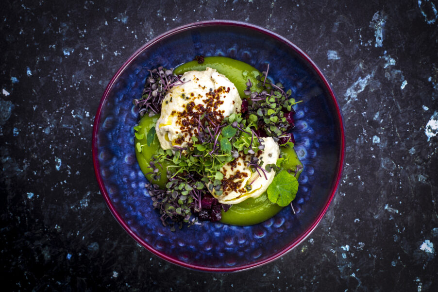 Застолье: тартар из запеченной свёклы с моцареллой и соусом из яблок и эстрагона | London Cult.