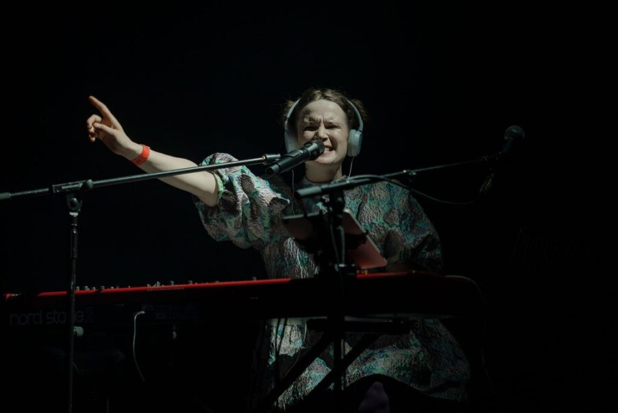 Первый концерт Монеточки в Лондоне: за железной дверью все та же зона, лишь другой режим | London Cult.