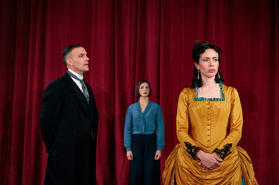 Джозеф Миллсон, Флора Спенсер-Лонгхёрст, Фиона Хемптон. Фото: Mitzi de Margary