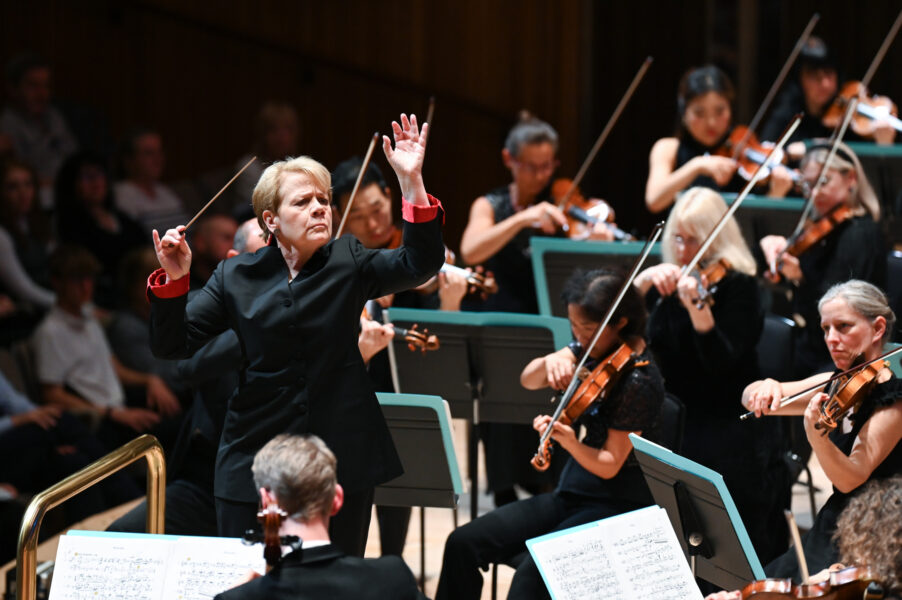 Philharmonia Orchestra directed by Marin Alsop. Photo by Alejandro S. Garrido