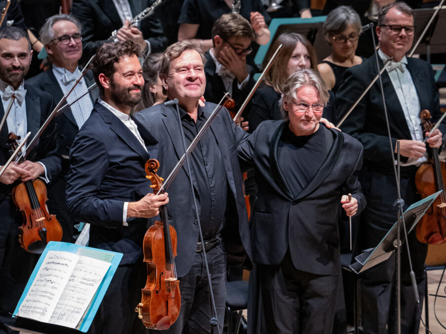 Композитор Магнус Линдберг с альтистом Лоуренсом Пауэром м дирижёром Эса-Пеккой Салоненом в Royal Festival Hall. © Philharmonia Orchestra/Marc Gascoigne