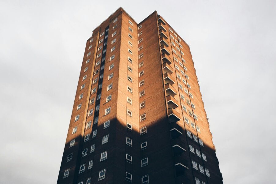 Многоэтажный жилой дом в Брайтоне, Великобритания. Фото: Taome Bamford-White / Pexels
