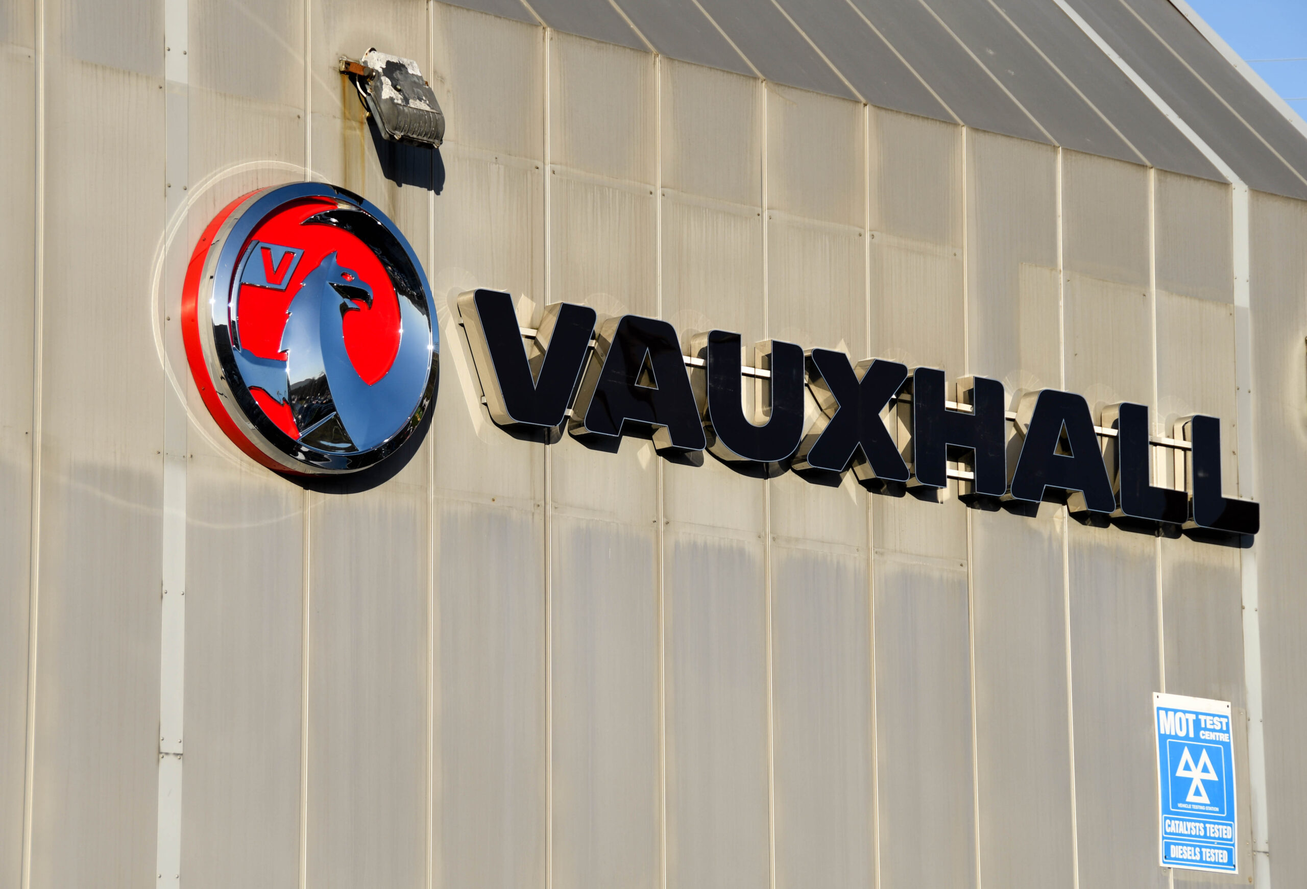 Vauxhall brand logo and sign on the side of a dealership. Photo: Shutterstockв