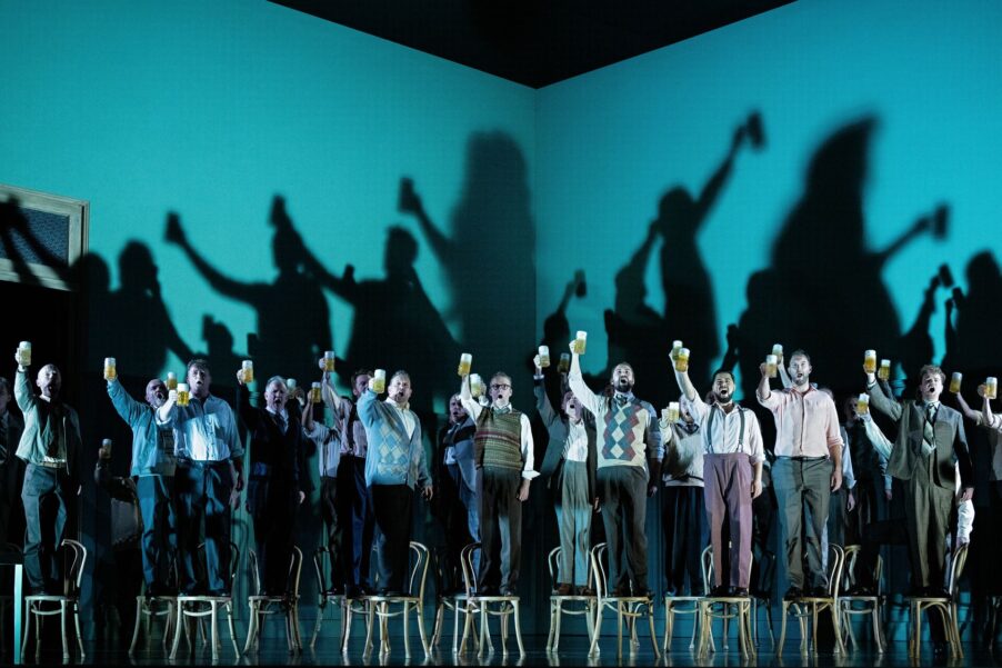 Хор королевской оперы в «Сказках Гофмана». ©2024 Camilla Greenwell