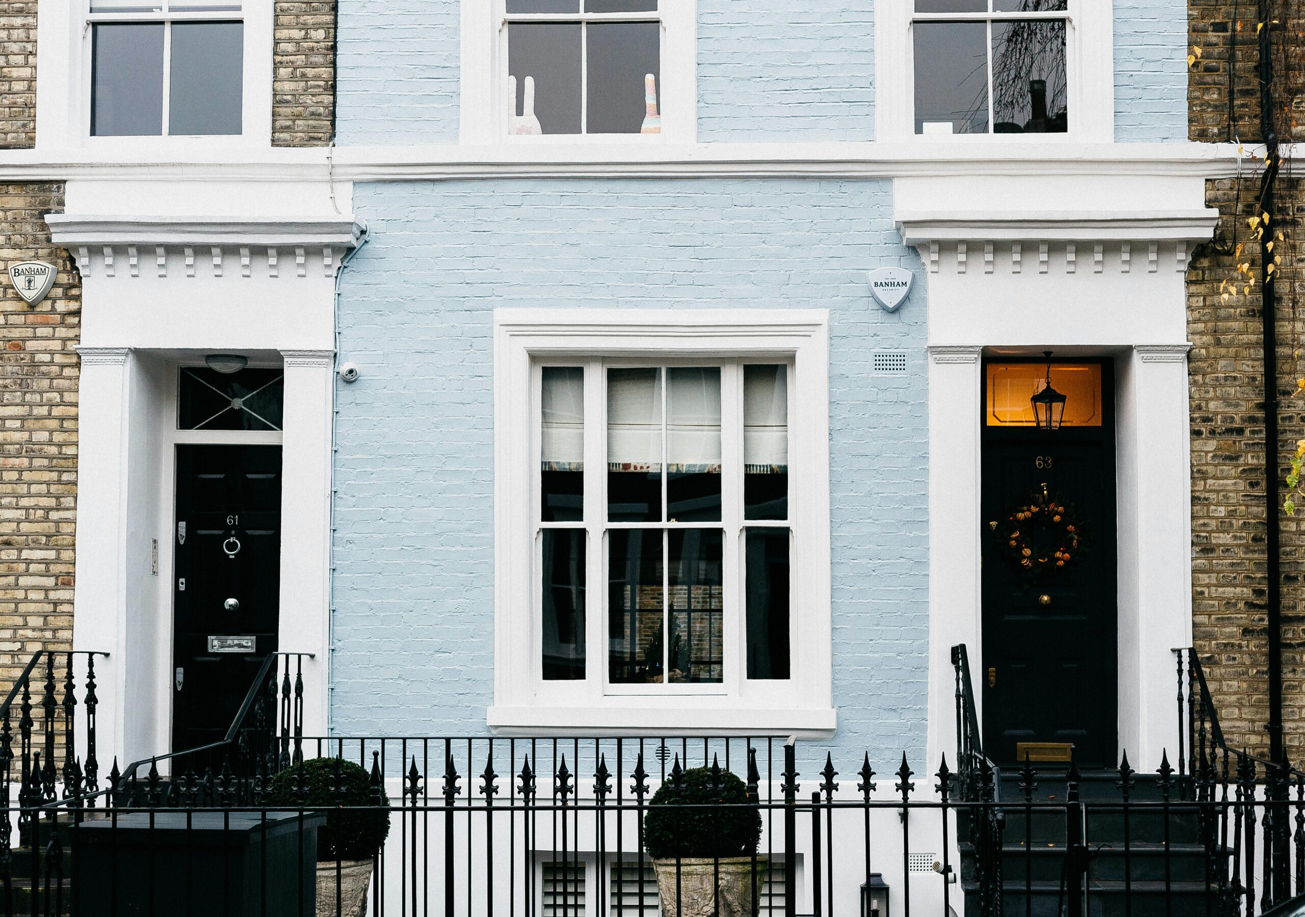 Classic residential building facade with fenceLondres, Inglaterra, Reino Unido Classic residential building facade with fence, Londres, Inglaterra, Reino Unido