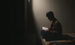 Кафка и отчуждение: почему это как никогда актуально в XXI веке? | London Cult.