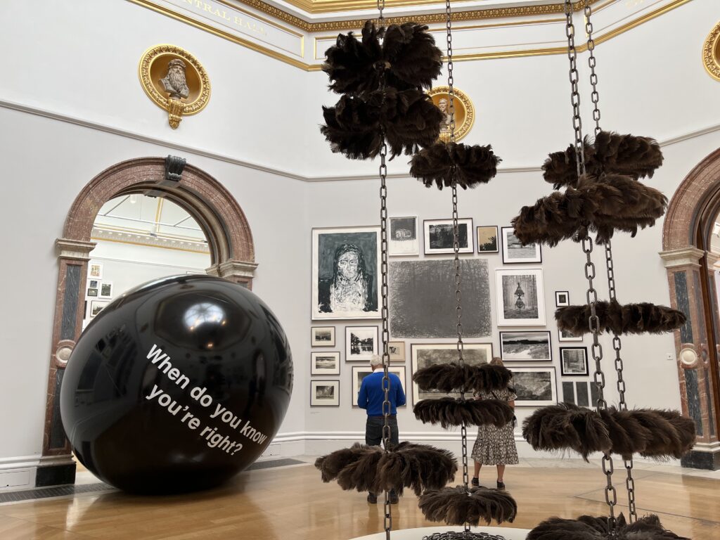 От лепнины до нейросетей: как прошло открытие Summer Exhibition 2025 в Royal Academy | London Cult.