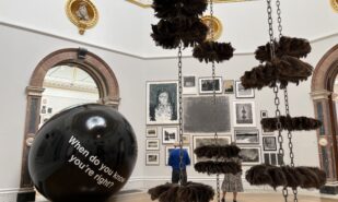 От лепнины до нейросетей: как прошло открытие Summer Exhibition 2025 в Royal Academy | London Cult.