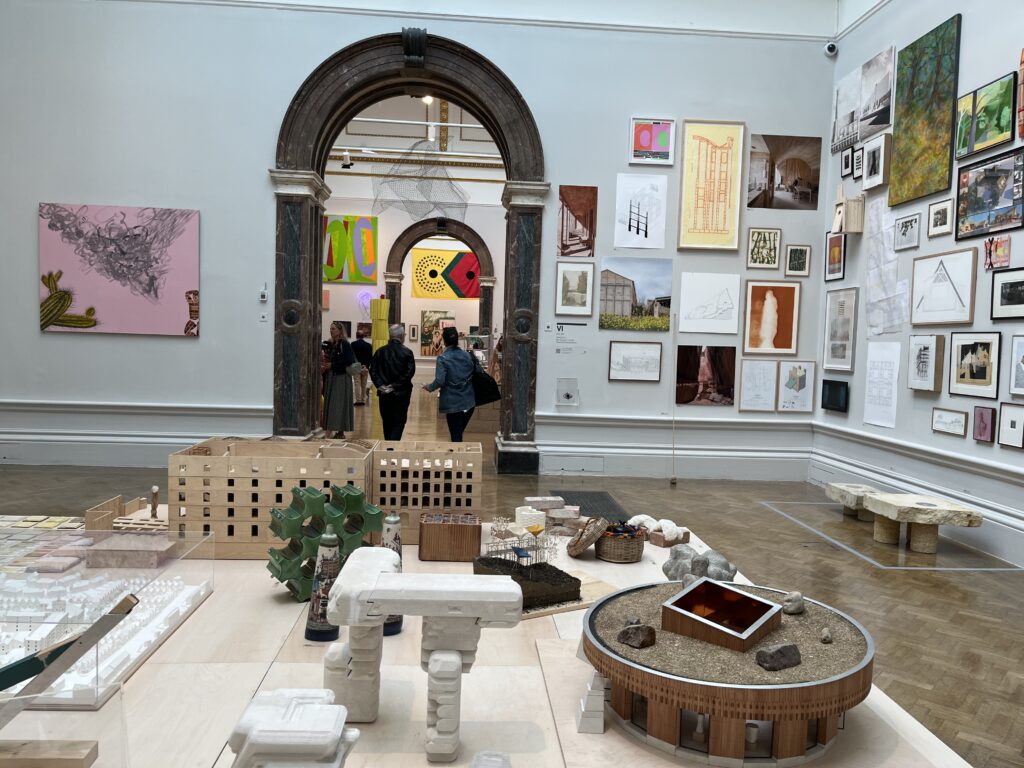 От лепнины до нейросетей: как прошло открытие Summer Exhibition 2025 в Royal Academy | London Cult.