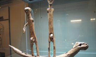 Золотой плащ, каменные барабаны и деревянные фигурки: странные артефакты Британии | London Cult.