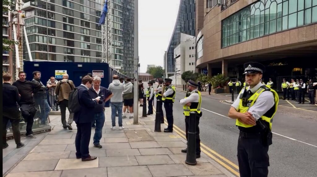 МВД отрицает переселение мигрантов в отель на Canary Wharf, но матрасы уже привезли | London Cult.