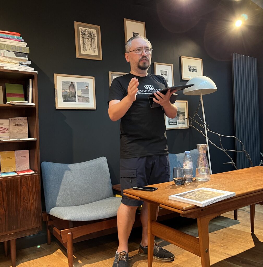 «Утешение средневековой музыкой»: в Idiot Books обсуждали ноты, аферистов и танцы в храме | London Cult.