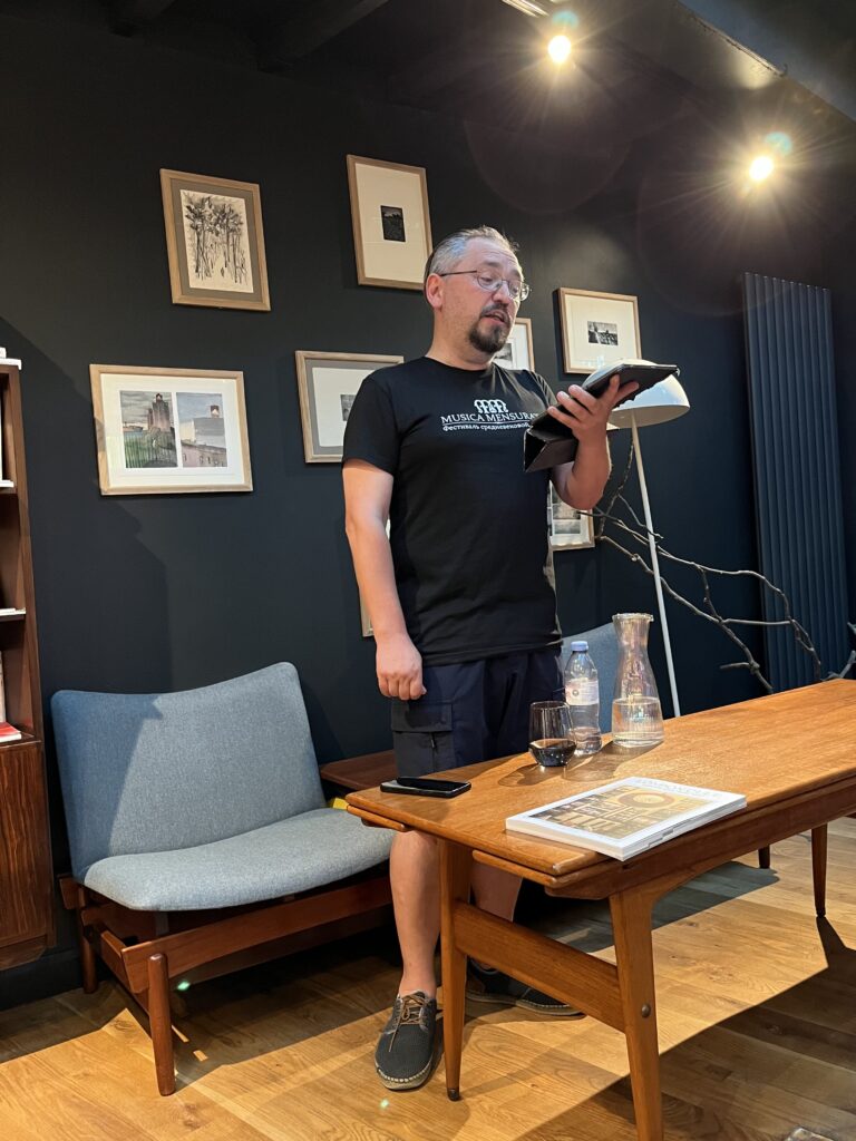 «Утешение средневековой музыкой»: в Idiot Books обсуждали ноты, аферистов и танцы в храме | London Cult.