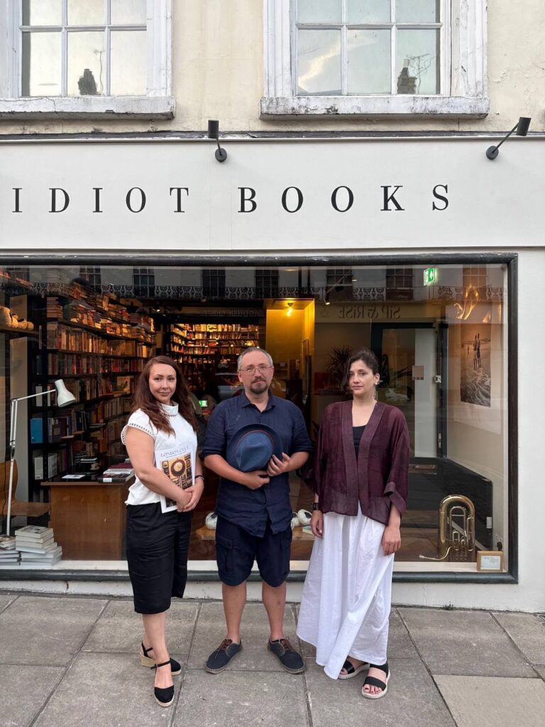 «Утешение средневековой музыкой»: в Idiot Books обсуждали ноты, аферистов и танцы в храме | London Cult.