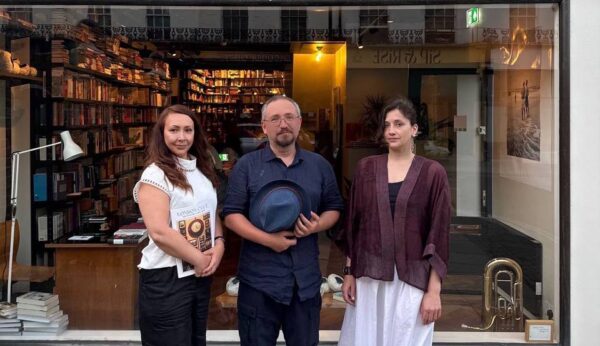 «Утешение средневековой музыкой»: в Idiot Books обсуждали ноты, аферистов и танцы в храме | London Cult.