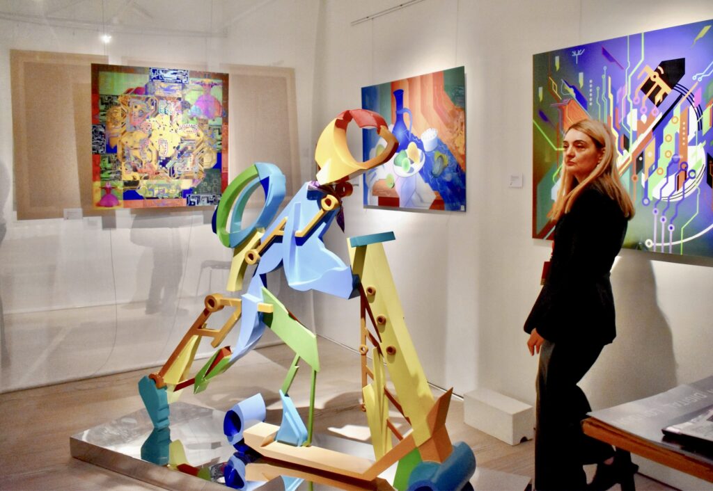 Тревожные сны, Елизавета II, бабочки киберпространства: VitaliV открыл British Art Fair-2025 | London Cult.