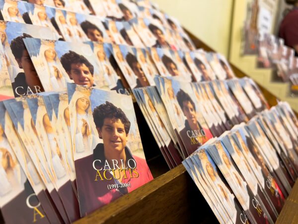 Little posters of Carlo Acutis with the prayer to him on the back side