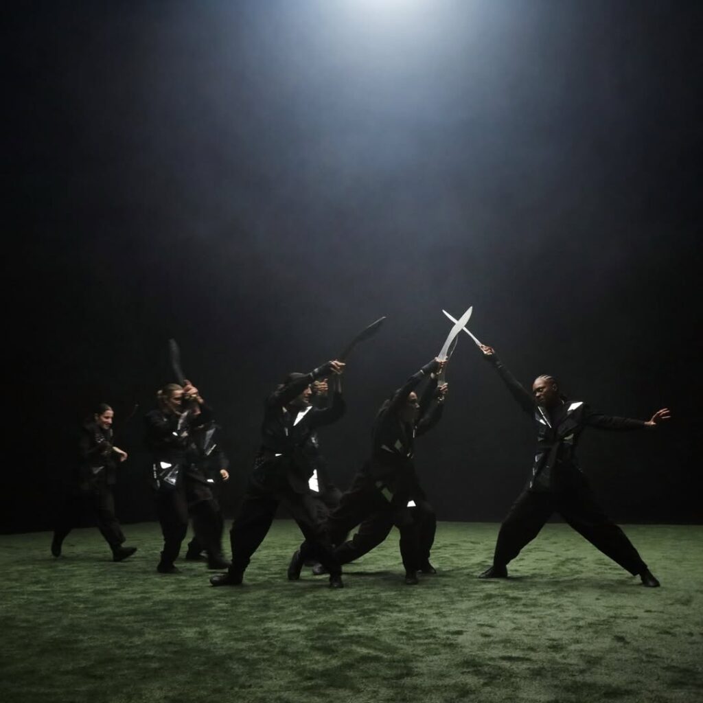 Марина Абрамович устроила оргию со скелетами | London Cult.