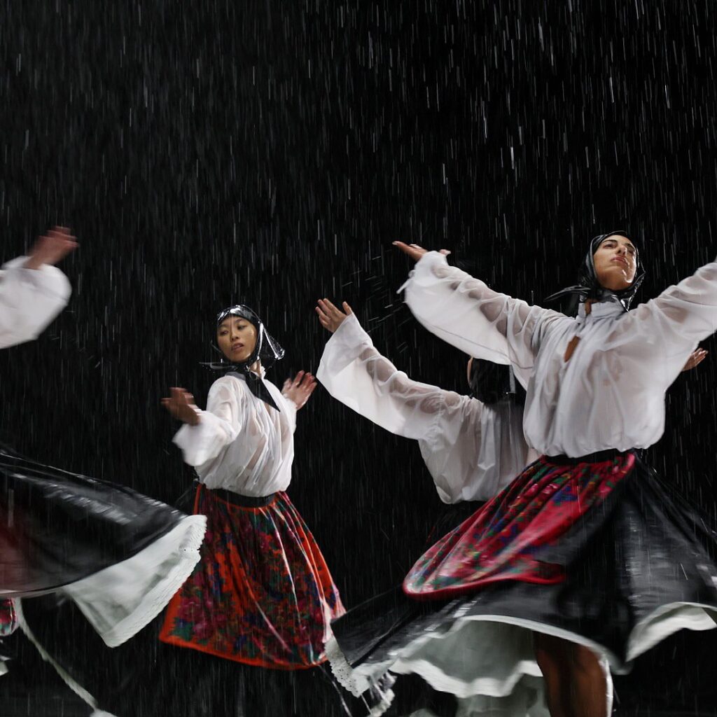 Марина Абрамович устроила оргию со скелетами | London Cult.