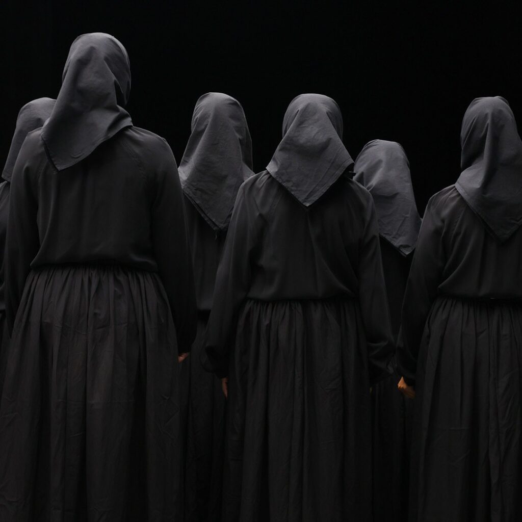 Марина Абрамович устроила оргию со скелетами | London Cult.