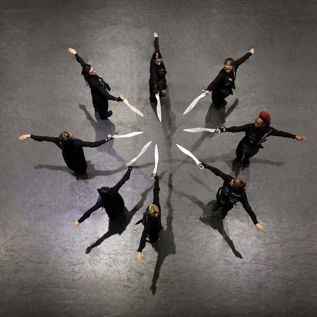 Марина Абрамович устроила оргию со скелетами | London Cult.