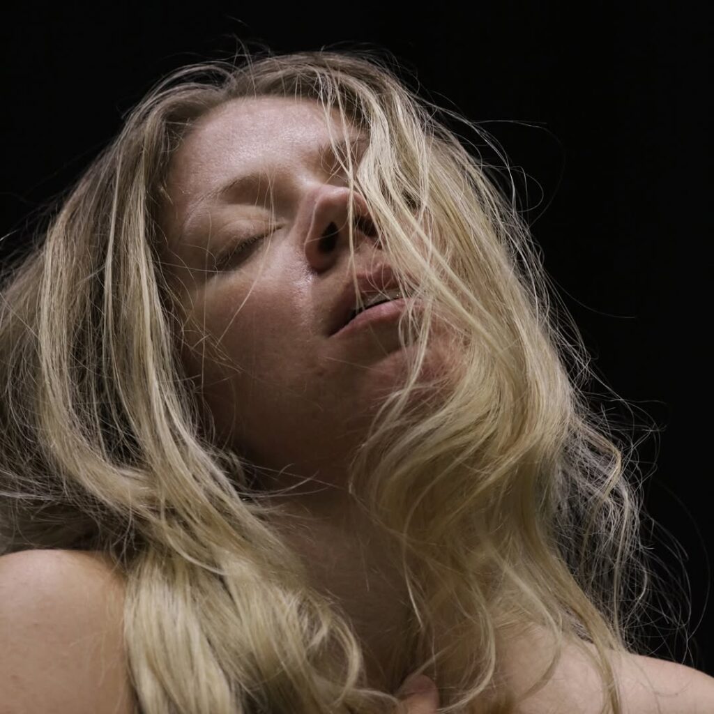 Марина Абрамович устроила оргию со скелетами | London Cult.