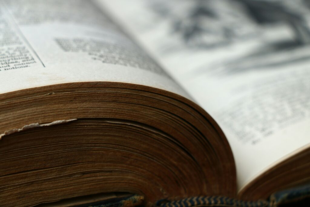 Слова с неожиданной историей: fee, midwife, queen, weird | London Cult.