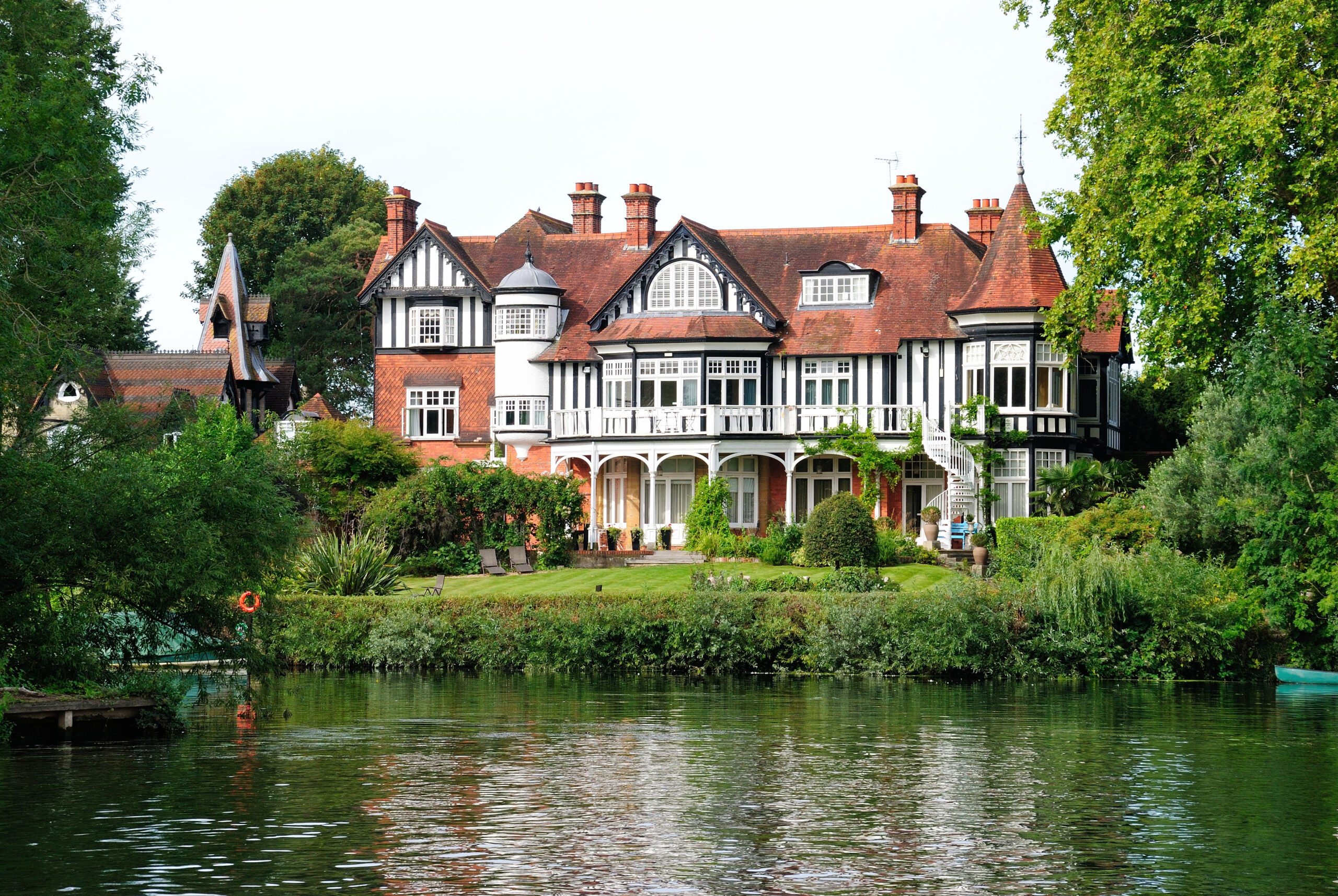 Castle-like building in a greenery on the River Themes near England