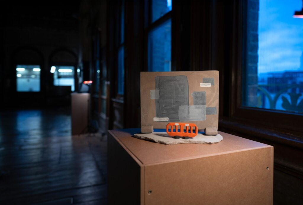 Выставка «Последний вагон»: ни здесь, ни там, а на пороге | London Cult.