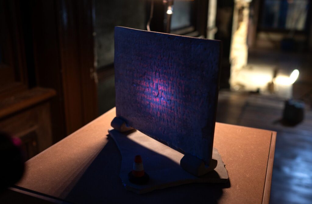 Выставка «Последний вагон»: ни здесь, ни там, а на пороге | London Cult.