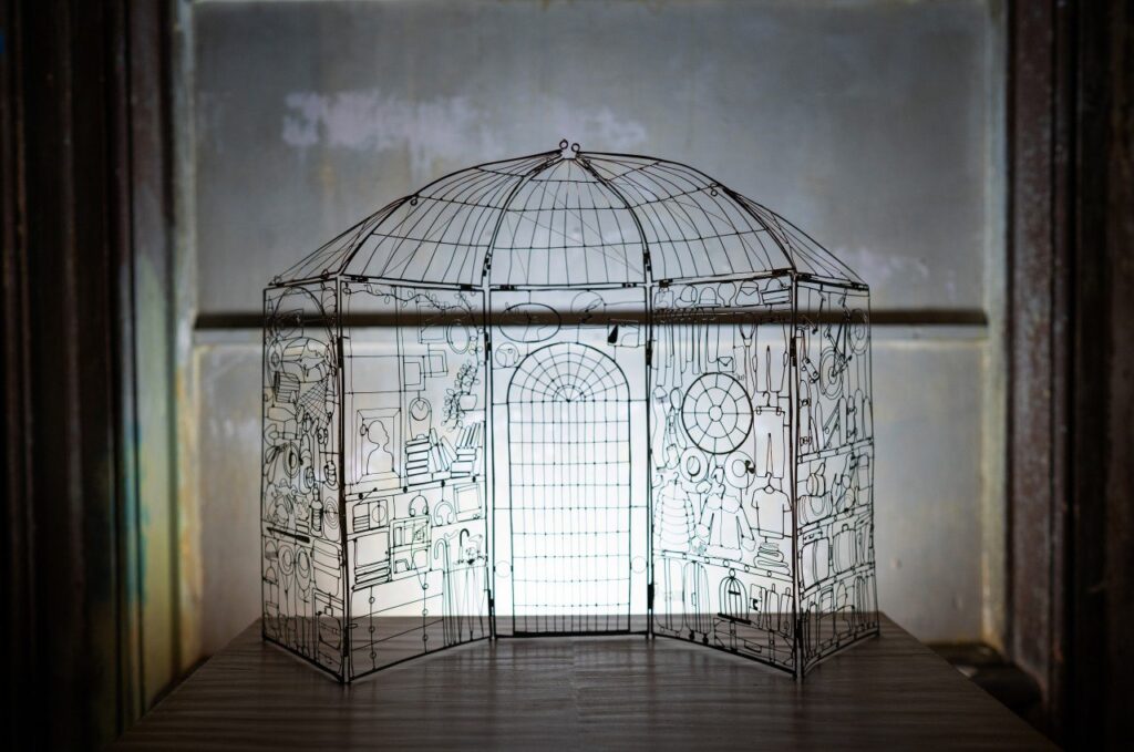 Выставка «Последний вагон»: ни здесь, ни там, а на пороге | London Cult.