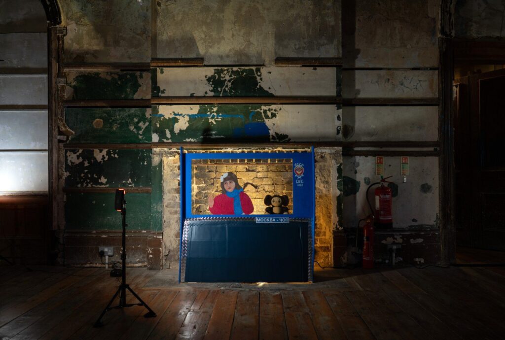 Выставка «Последний вагон»: ни здесь, ни там, а на пороге | London Cult.