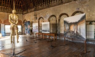 Выставка «Последний вагон»: ни здесь, ни там, а на пороге | London Cult.