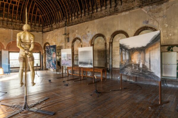 Выставка «Последний вагон»: ни здесь, ни там, а на пороге | London Cult.