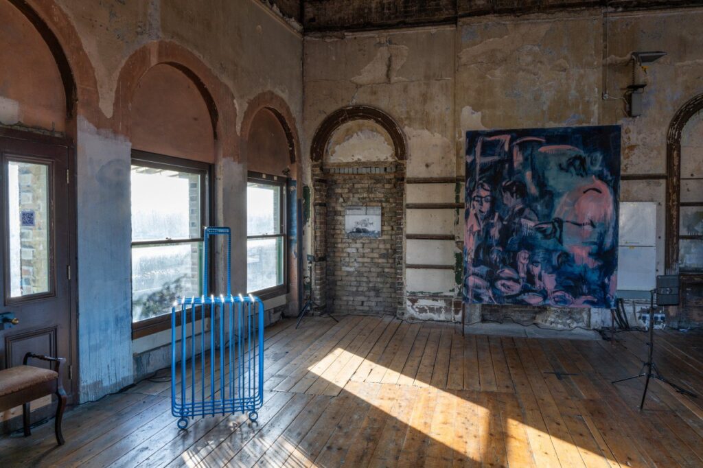 Выставка «Последний вагон»: ни здесь, ни там, а на пороге | London Cult.