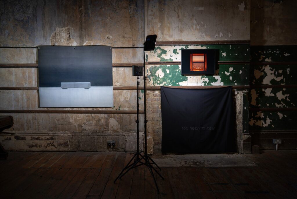 Выставка «Последний вагон»: ни здесь, ни там, а на пороге | London Cult.