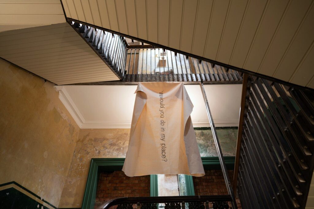 Выставка «Последний вагон»: ни здесь, ни там, а на пороге | London Cult.