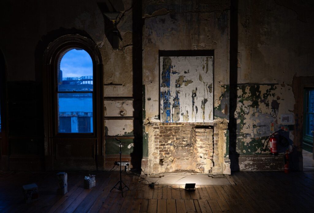 Выставка «Последний вагон»: ни здесь, ни там, а на пороге | London Cult.