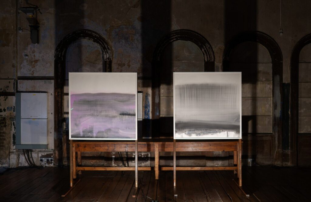 Выставка «Последний вагон»: ни здесь, ни там, а на пороге | London Cult.