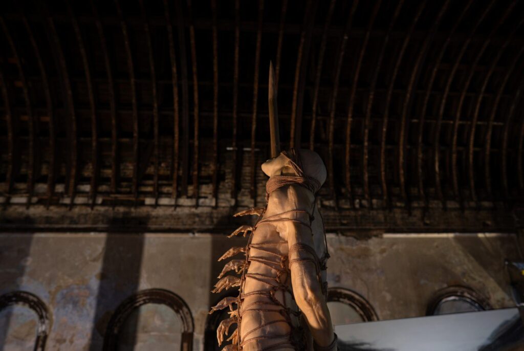 Выставка «Последний вагон»: ни здесь, ни там, а на пороге | London Cult.