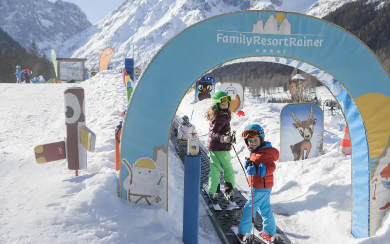 Первый снег, первые лыжи и главный вопрос: «Мы сюда ещё вернёмся?» — Family Resort Rainer | London Cult.