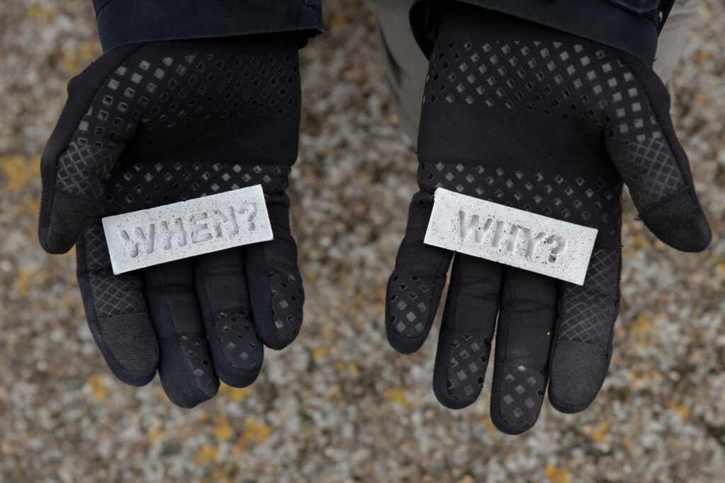 «Когда?» и «Почему?»: вопросы от художника 742, которые можно найти во время отлива | London Cult.