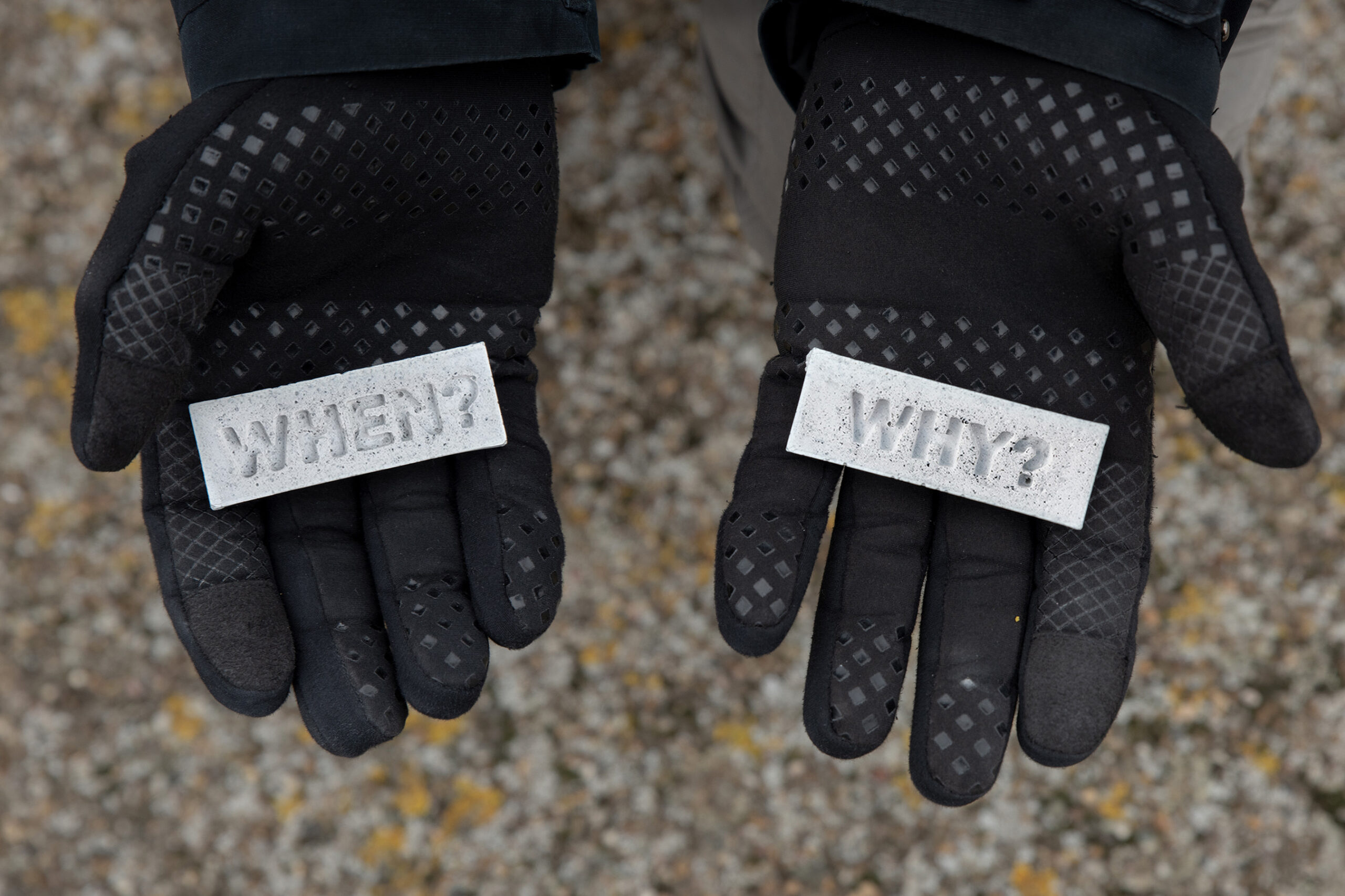 «Когда?» и «Почему?»: вопросы от художника 742, которые можно найти во время отлива | London Cult.