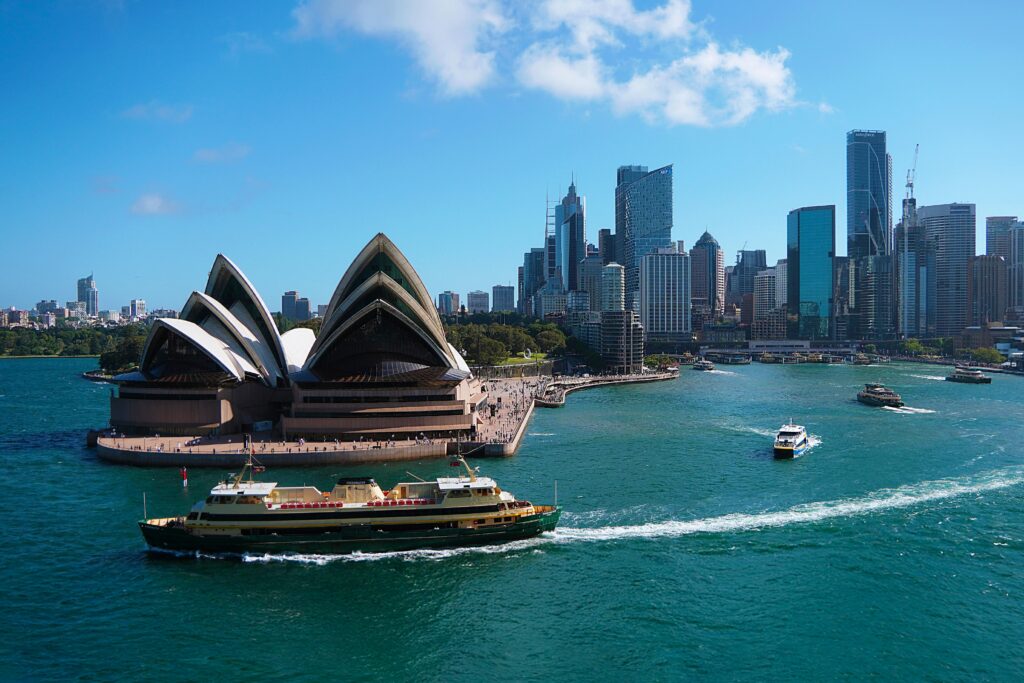 Молодые британцы уезжают: какова цена вопроса? | London Cult.