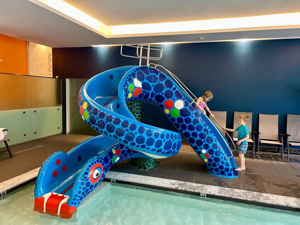 Первый снег, первые лыжи и главный вопрос: «Мы сюда ещё вернёмся?» — Family Resort Rainer | London Cult.