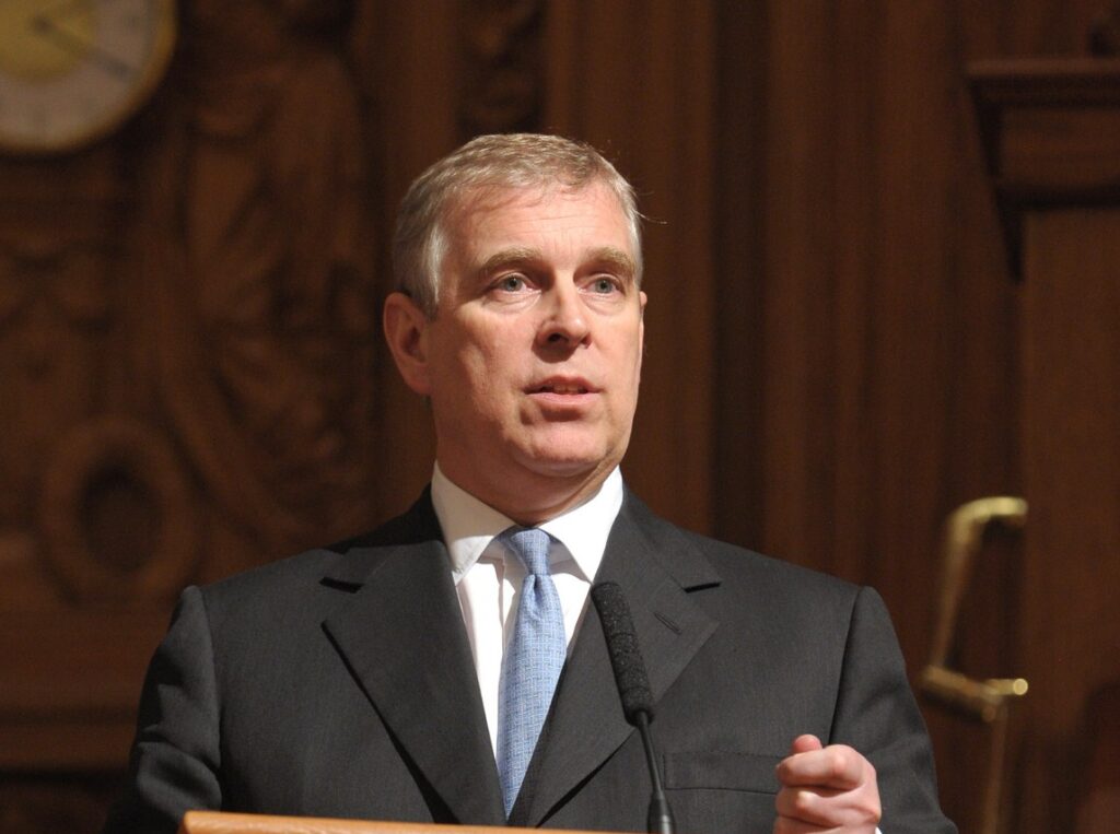 Искусство громких королевских заявлений в стиле «редакторов тишины» | London Cult.