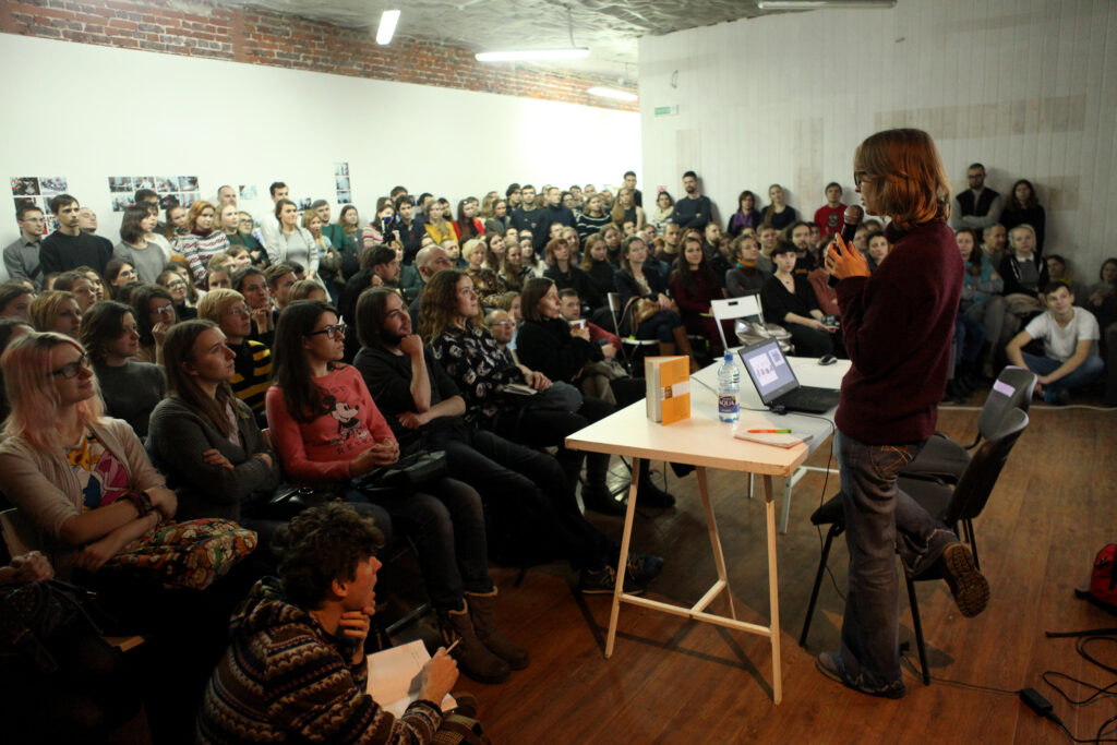 «Мозг материален»: Ася Казанцева — о том, почему объятия помогают пережить стресс | London Cult.