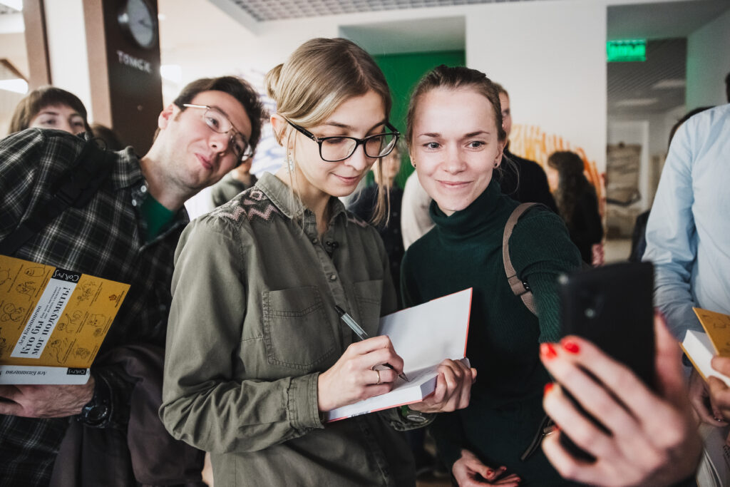 «Мозг материален»: Ася Казанцева — о том, почему объятия помогают пережить стресс | London Cult.